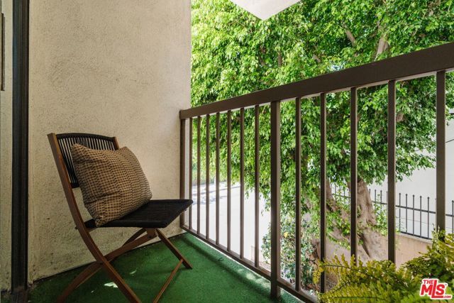911 N Kings Road 110, West Hollywood, CA 90069
