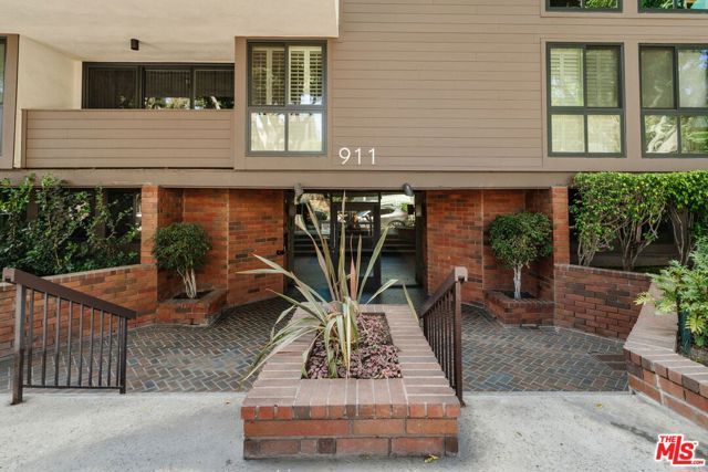 911 N Kings Road 110, West Hollywood, CA 90069