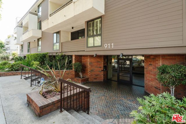 911 N Kings Road 110, West Hollywood, CA 90069