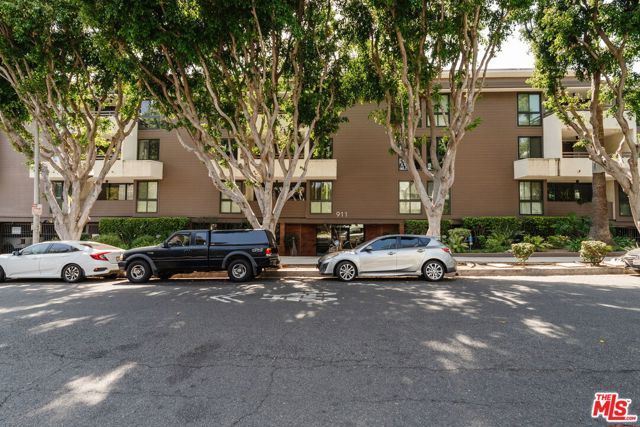911 N Kings Road 110, West Hollywood, CA 90069