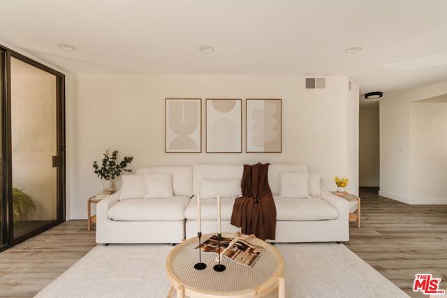 911 N Kings Road 110, West Hollywood, CA 90069