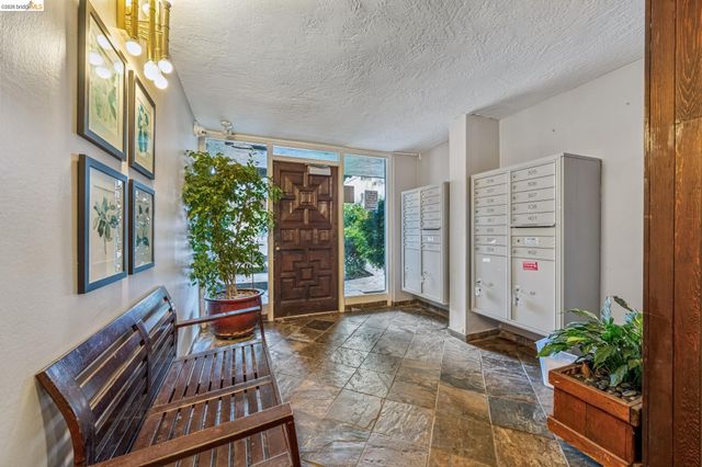 199 Montecito Ave 301, Oakland, CA 94610