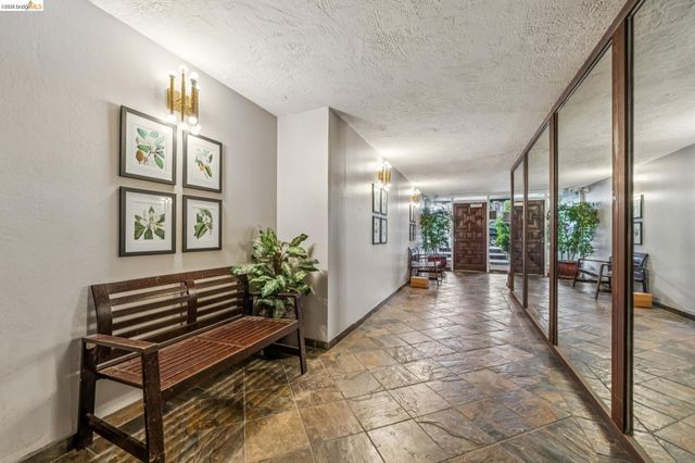 199 Montecito Ave 301, Oakland, CA 94610