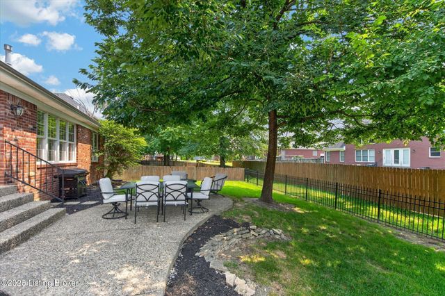 9707 Forestwood Dr, Louisville, KY 40299