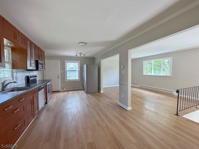 14 Orchard St, Newton Town, NJ 07860