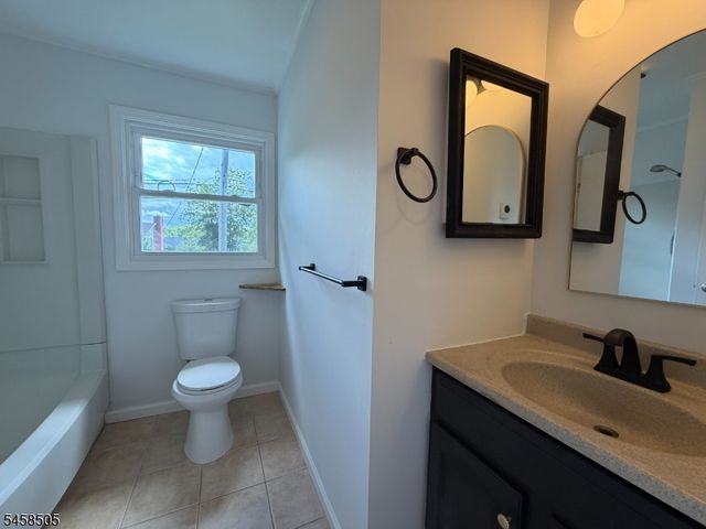14 Orchard St, Newton Town, NJ 07860