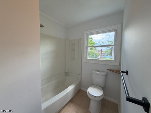 14 Orchard St, Newton Town, NJ 07860