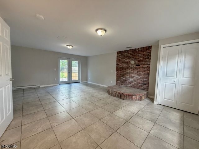 14 Orchard St, Newton Town, NJ 07860