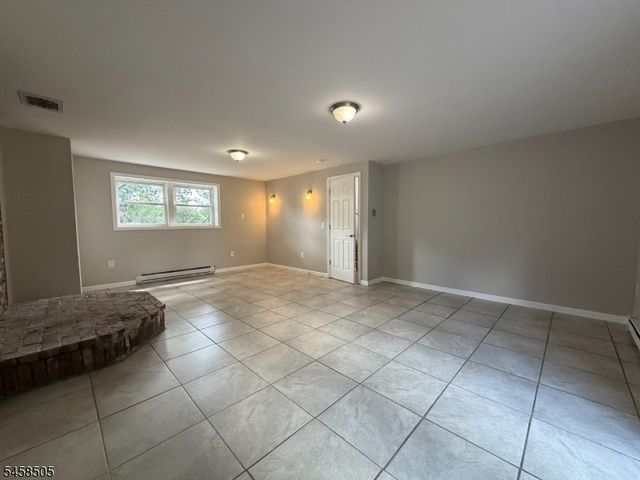 14 Orchard St, Newton Town, NJ 07860