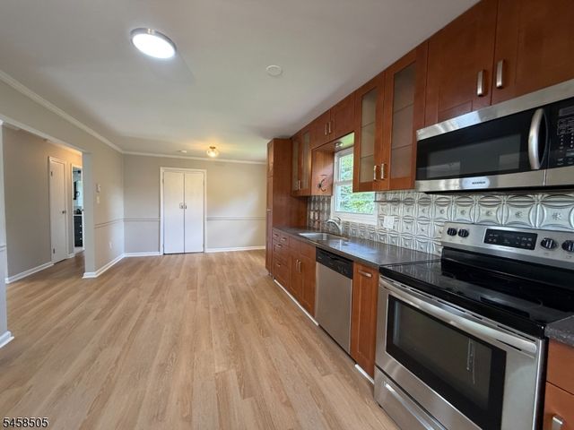 14 Orchard St, Newton Town, NJ 07860