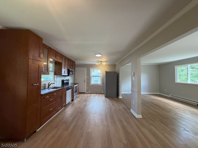14 Orchard St, Newton Town, NJ 07860
