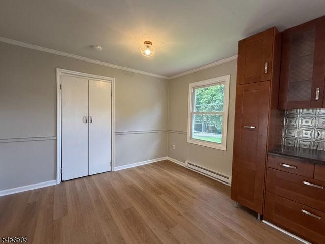 14 Orchard St, Newton Town, NJ 07860