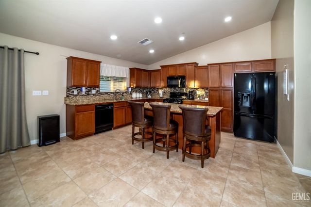 10706 Montemar Drive, Bakersfield, CA 93311