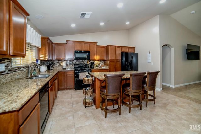 10706 Montemar Drive, Bakersfield, CA 93311