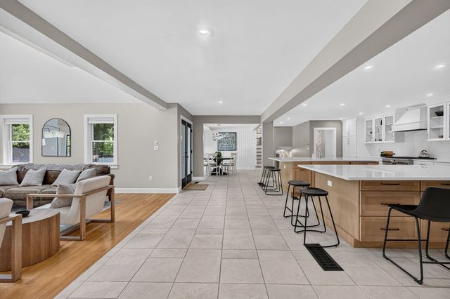 4 Fairway Dr, Andover, MA 01810
