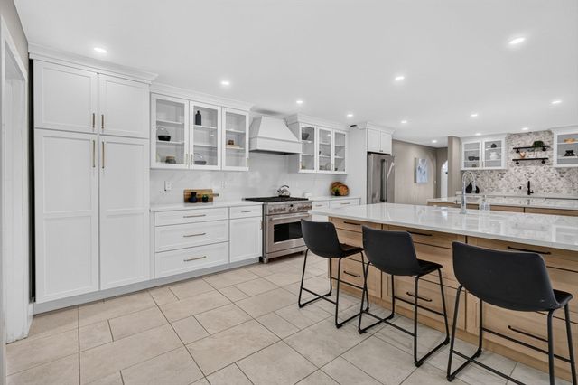 4 Fairway Dr, Andover, MA 01810