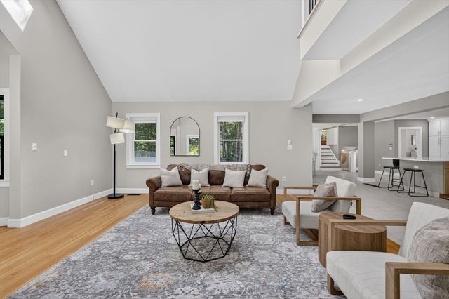 4 Fairway Dr, Andover, MA 01810