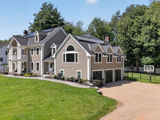 4 Fairway Dr, Andover, MA 01810