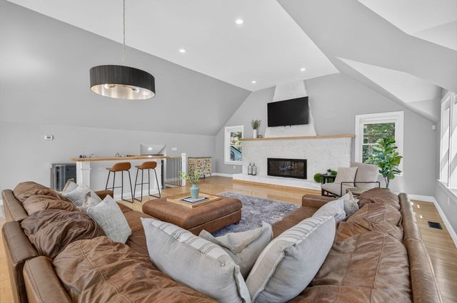 4 Fairway Dr, Andover, MA 01810