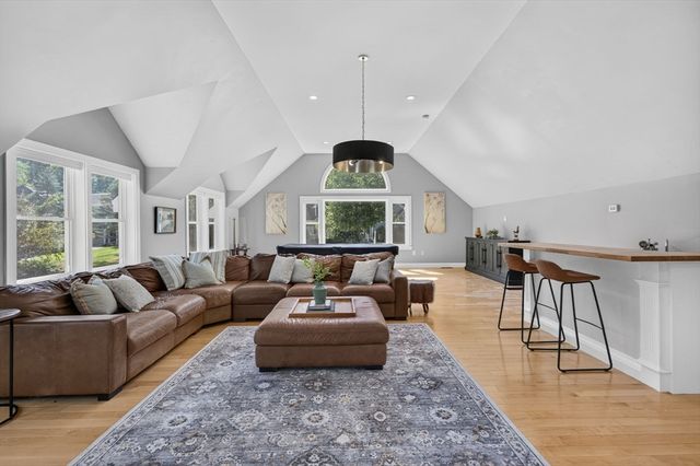 4 Fairway Dr, Andover, MA 01810