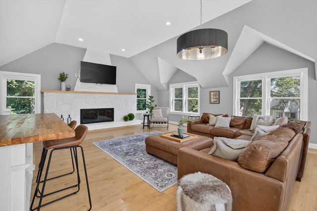 4 Fairway Dr, Andover, MA 01810