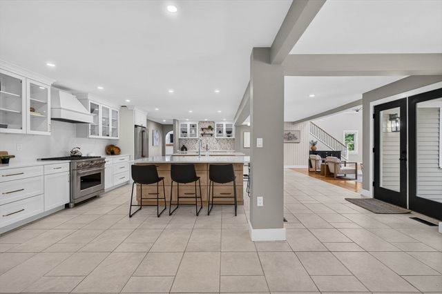 4 Fairway Dr, Andover, MA 01810