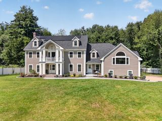 4 Fairway Dr, Andover, MA 01810