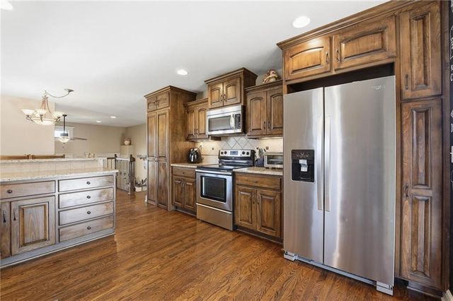 1261 BLACKBERRY Drive, Liberty, MO 64068