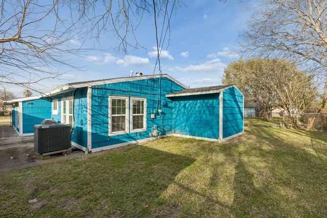 105 Pompano Avenue, Galveston, TX 77550