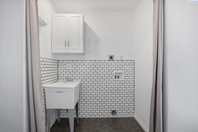 4530 Sunglow Ct, West Richland, WA 99353