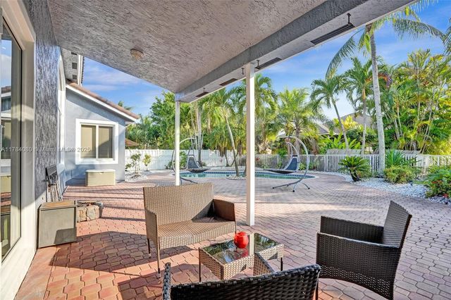 1322 NW 139th Ave, Pembroke Pines, FL 33028