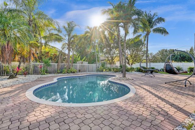 1322 NW 139th Ave, Pembroke Pines, FL 33028