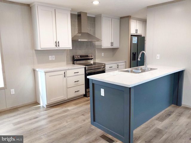 11 WOODLAND LN, Mertztown, PA 19539