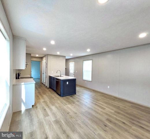 11 WOODLAND LN, Mertztown, PA 19539