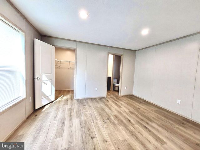 11 WOODLAND LN, Mertztown, PA 19539