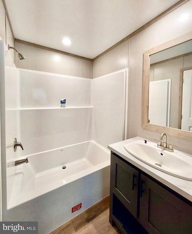 11 WOODLAND LN, Mertztown, PA 19539