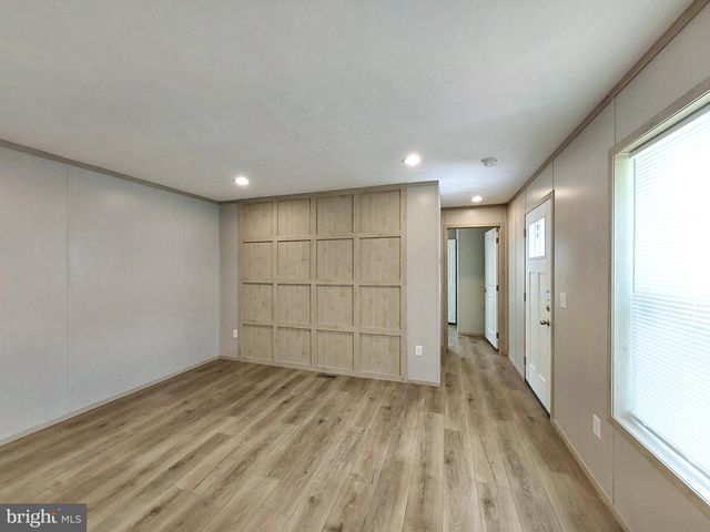 11 WOODLAND LN, Mertztown, PA 19539
