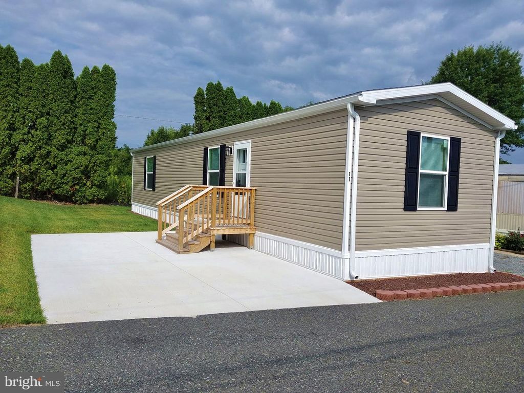 11 WOODLAND LN, Mertztown, PA 19539