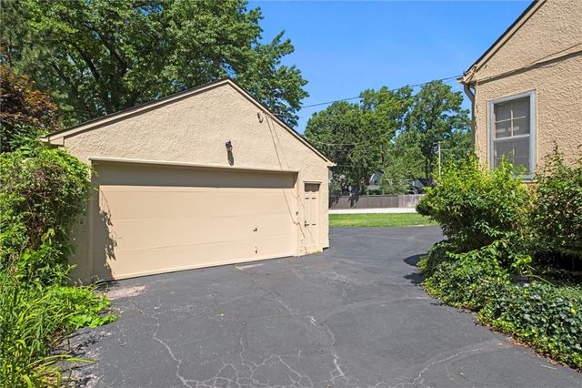 5324 Fairway Road, Fairway, KS 66205