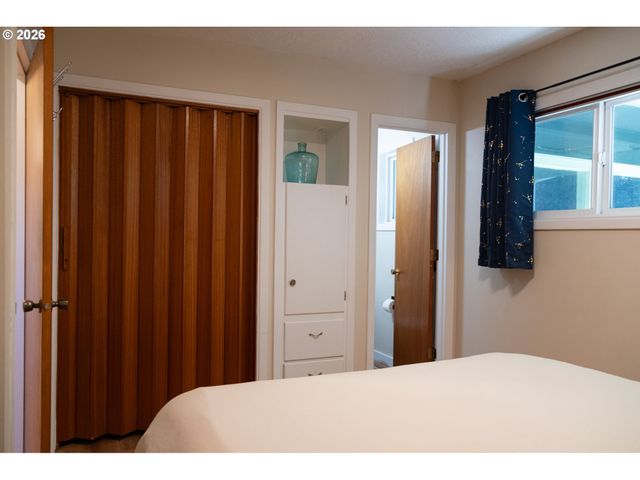 345 S CRESTLINE Dr, Waldport, OR 97394