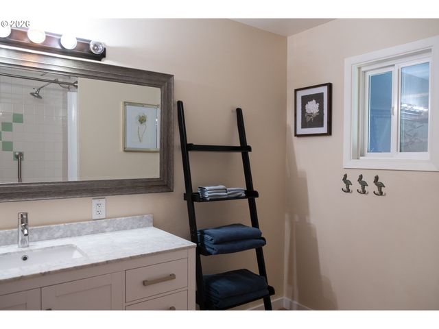 345 S CRESTLINE Dr, Waldport, OR 97394