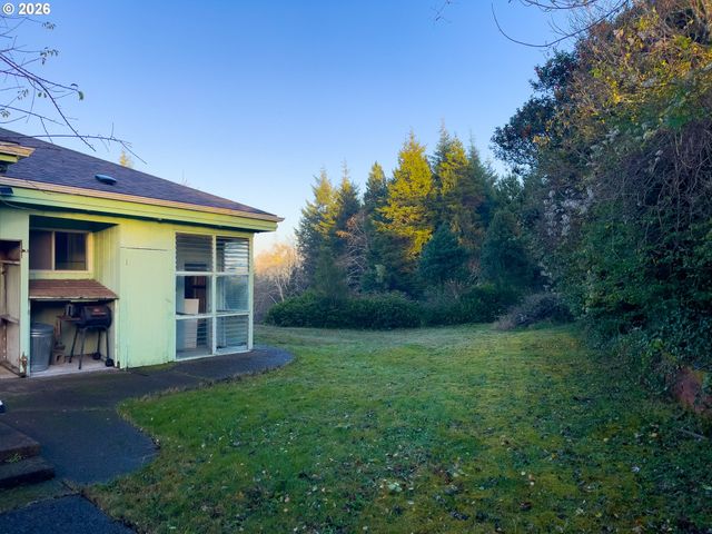 345 S CRESTLINE Dr, Waldport, OR 97394