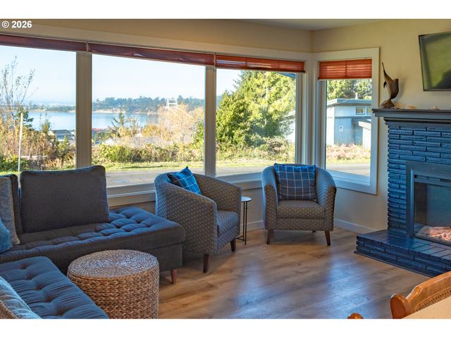 345 S CRESTLINE Dr, Waldport, OR 97394