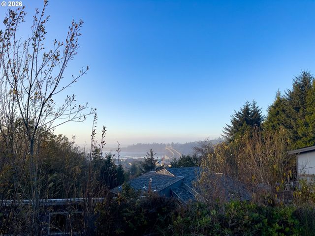 345 S CRESTLINE Dr, Waldport, OR 97394