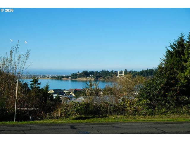 345 S CRESTLINE Dr, Waldport, OR 97394