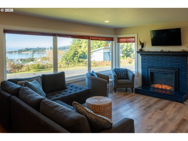 345 S CRESTLINE Dr, Waldport, OR 97394