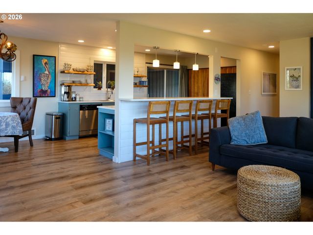 345 S CRESTLINE Dr, Waldport, OR 97394