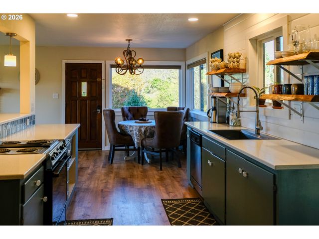 345 S CRESTLINE Dr, Waldport, OR 97394