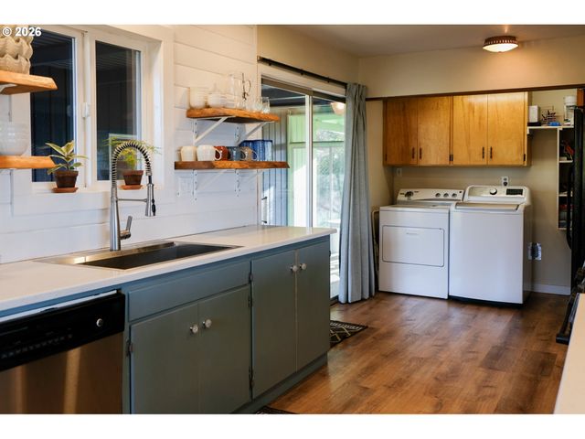 345 S CRESTLINE Dr, Waldport, OR 97394