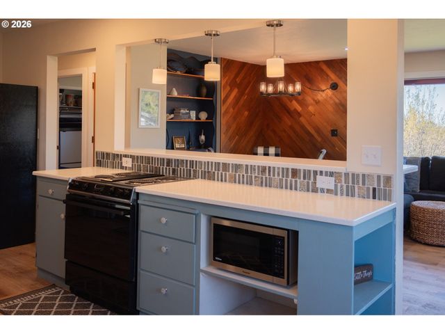 345 S CRESTLINE Dr, Waldport, OR 97394